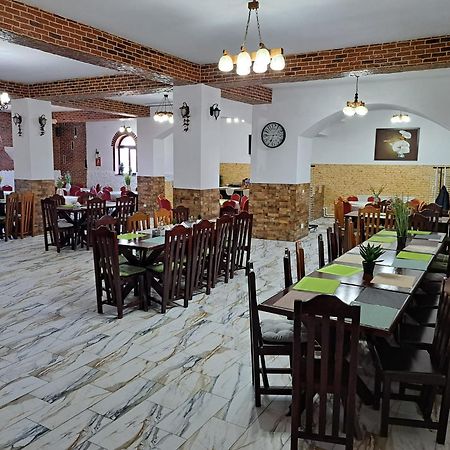 Royal Castle Hotel Pascani Bagian luar foto