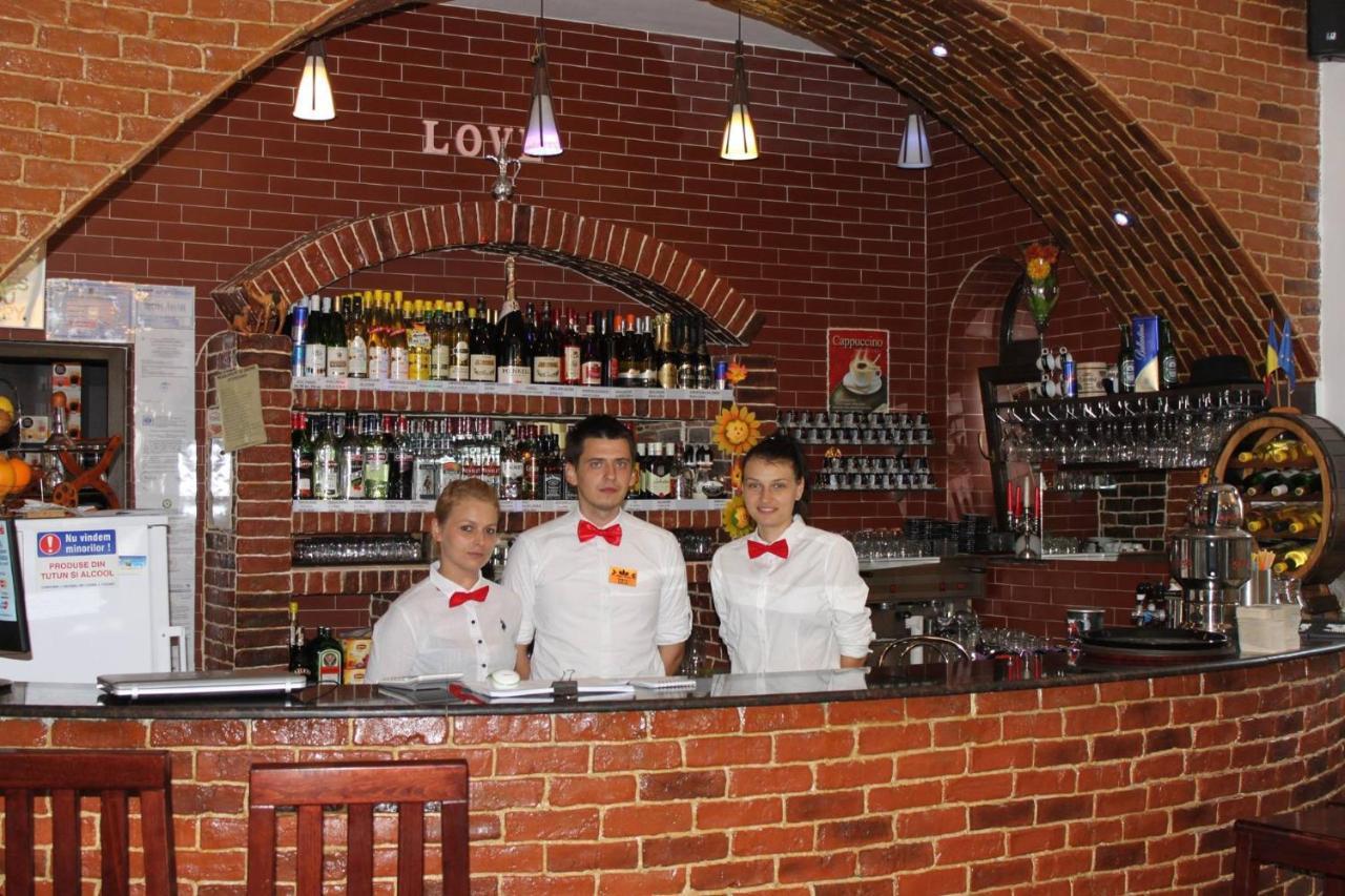 Royal Castle Hotel Pascani Bagian luar foto