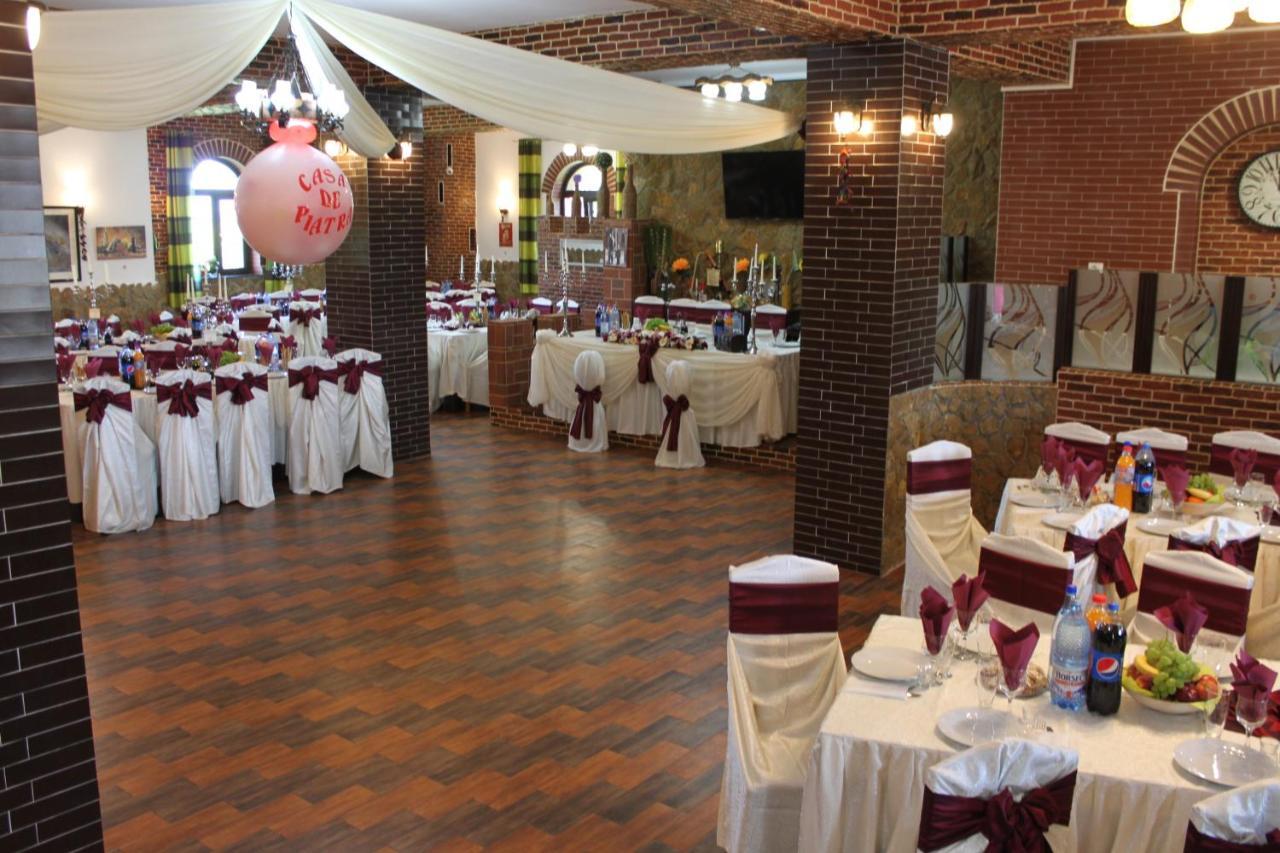 Royal Castle Hotel Pascani Bagian luar foto