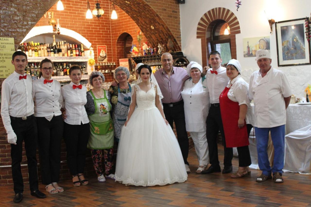 Royal Castle Hotel Pascani Bagian luar foto