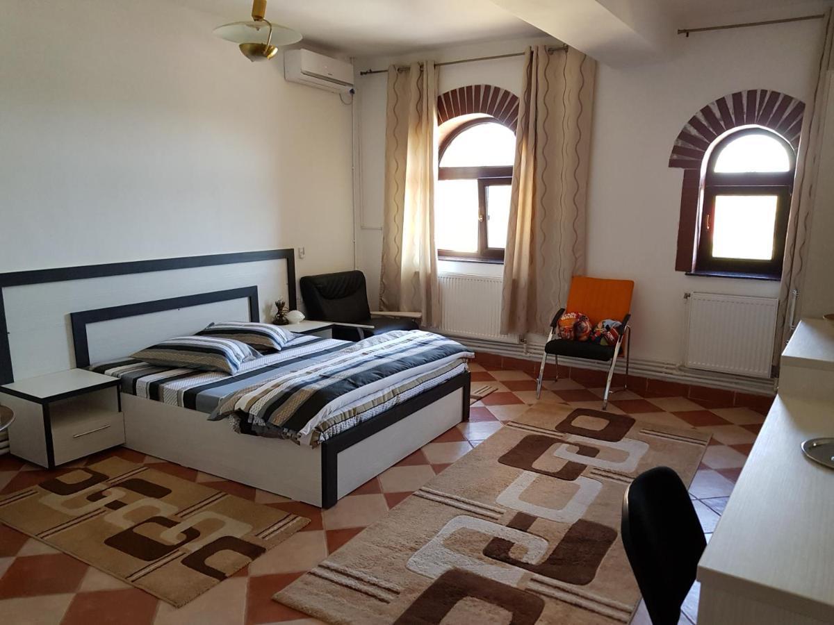 Royal Castle Hotel Pascani Bagian luar foto