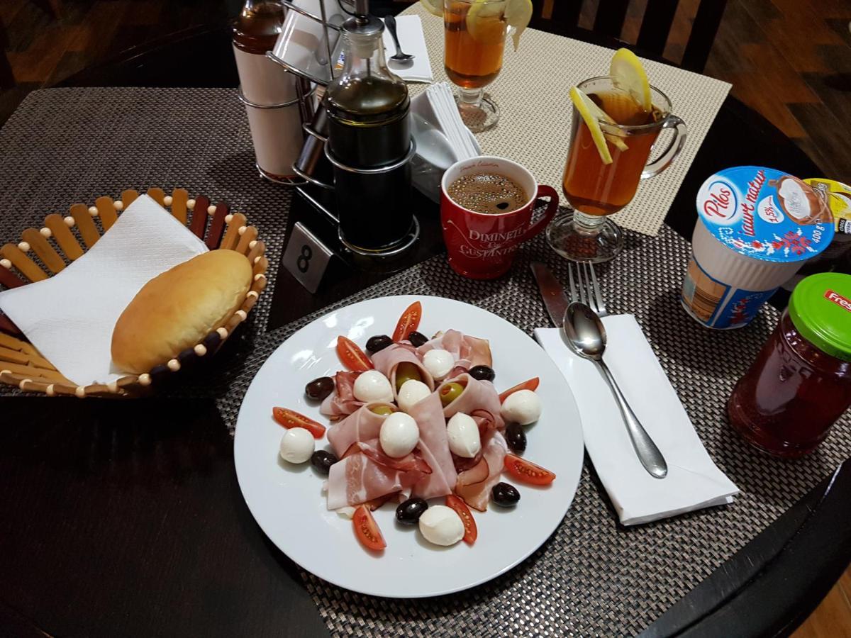 Royal Castle Hotel Pascani Bagian luar foto