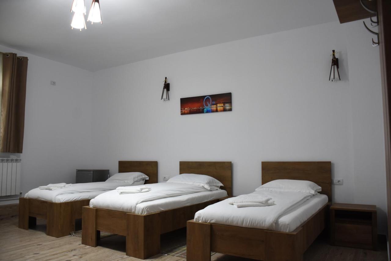 Royal Castle Hotel Pascani Bagian luar foto