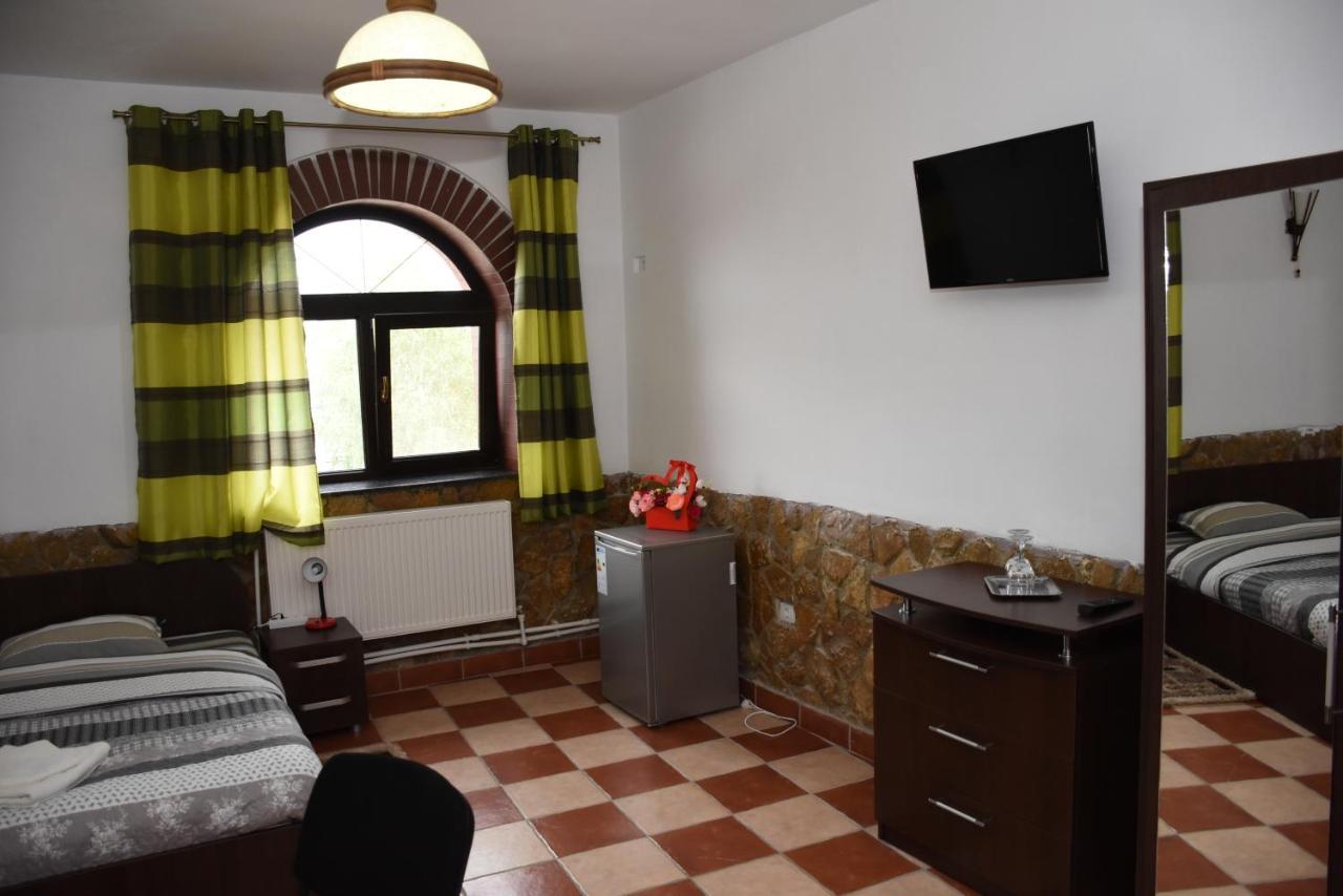 Royal Castle Hotel Pascani Bagian luar foto