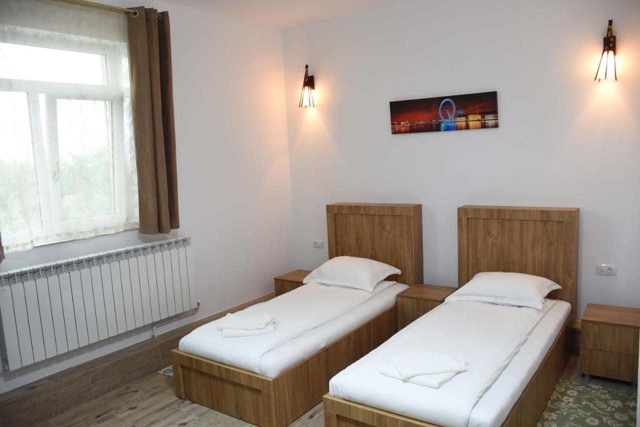 Royal Castle Hotel Pascani Bagian luar foto
