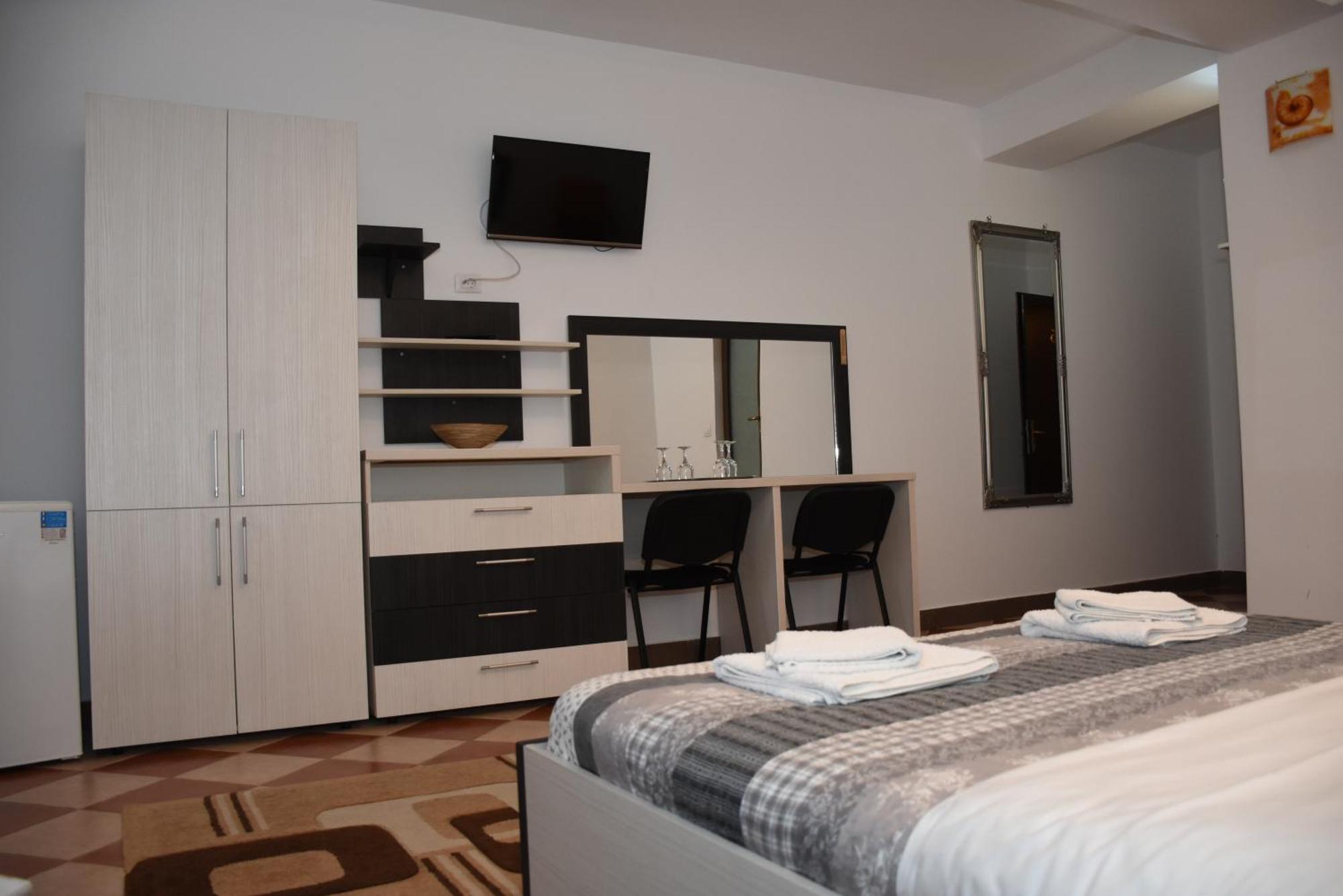 Royal Castle Hotel Pascani Bagian luar foto