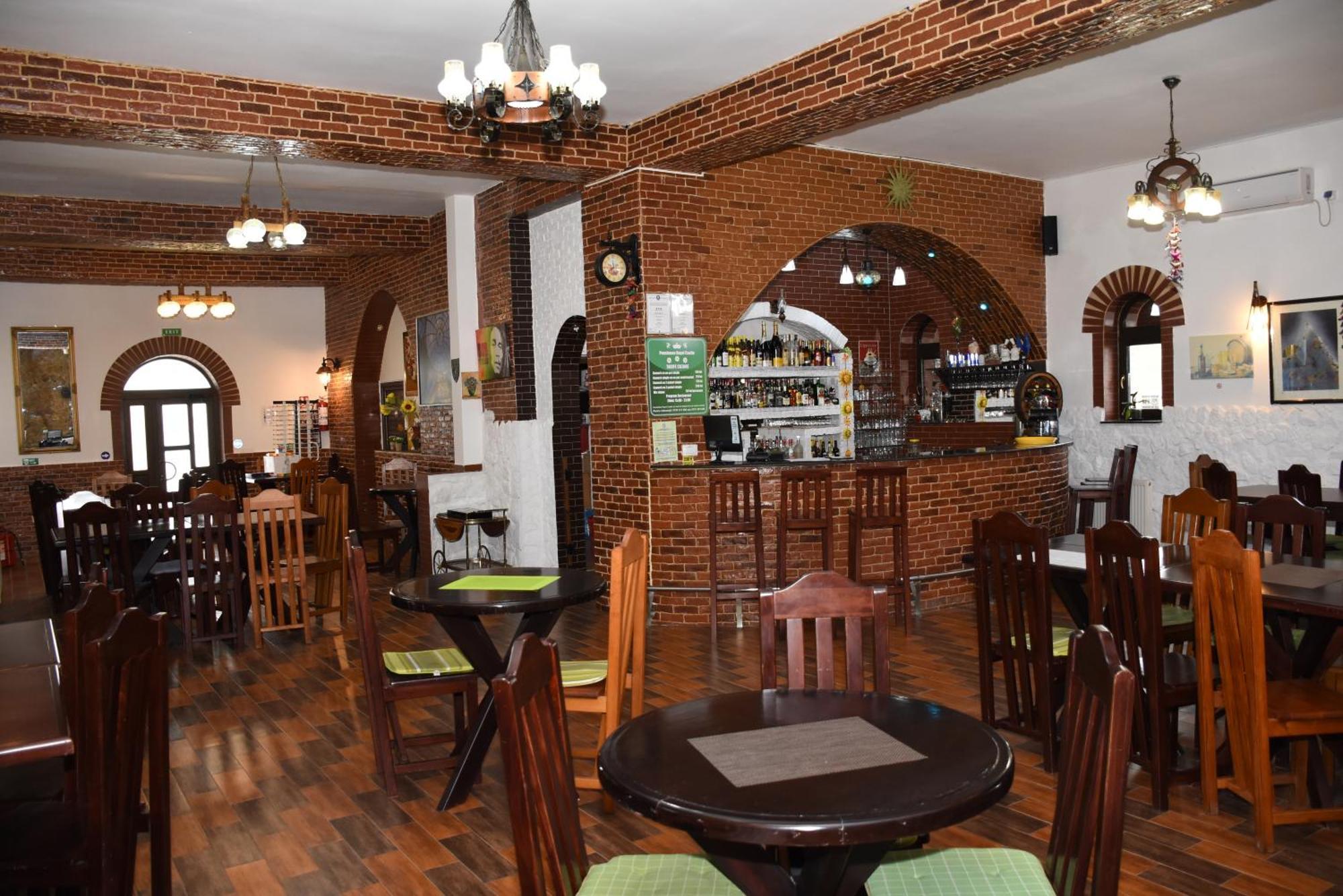 Royal Castle Hotel Pascani Bagian luar foto