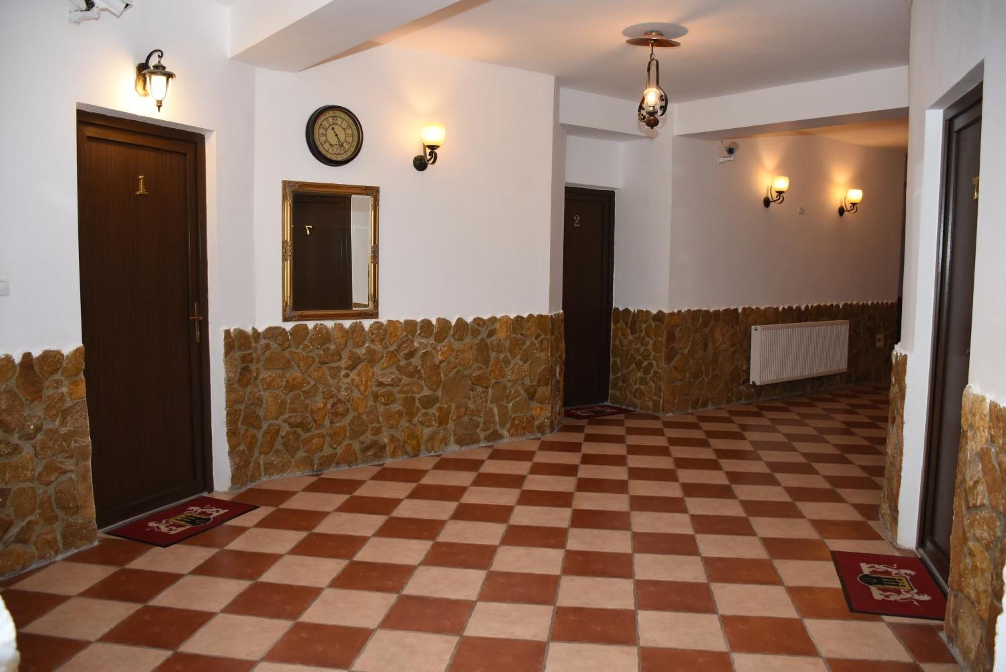 Royal Castle Hotel Pascani Bagian luar foto