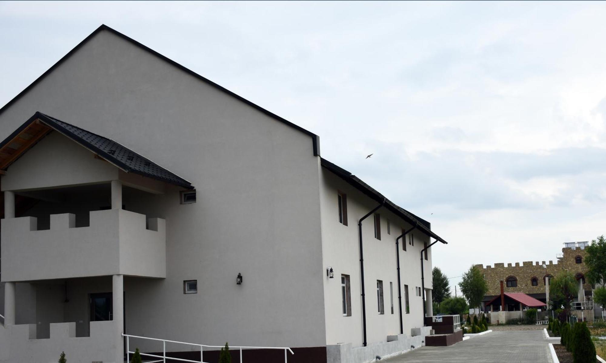 Royal Castle Hotel Pascani Bagian luar foto