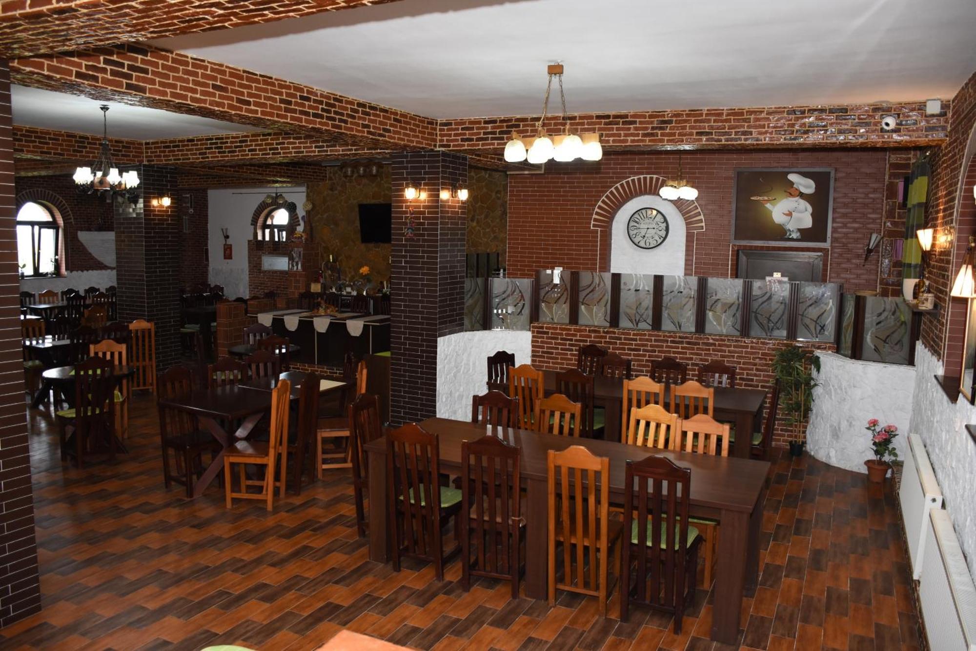 Royal Castle Hotel Pascani Bagian luar foto