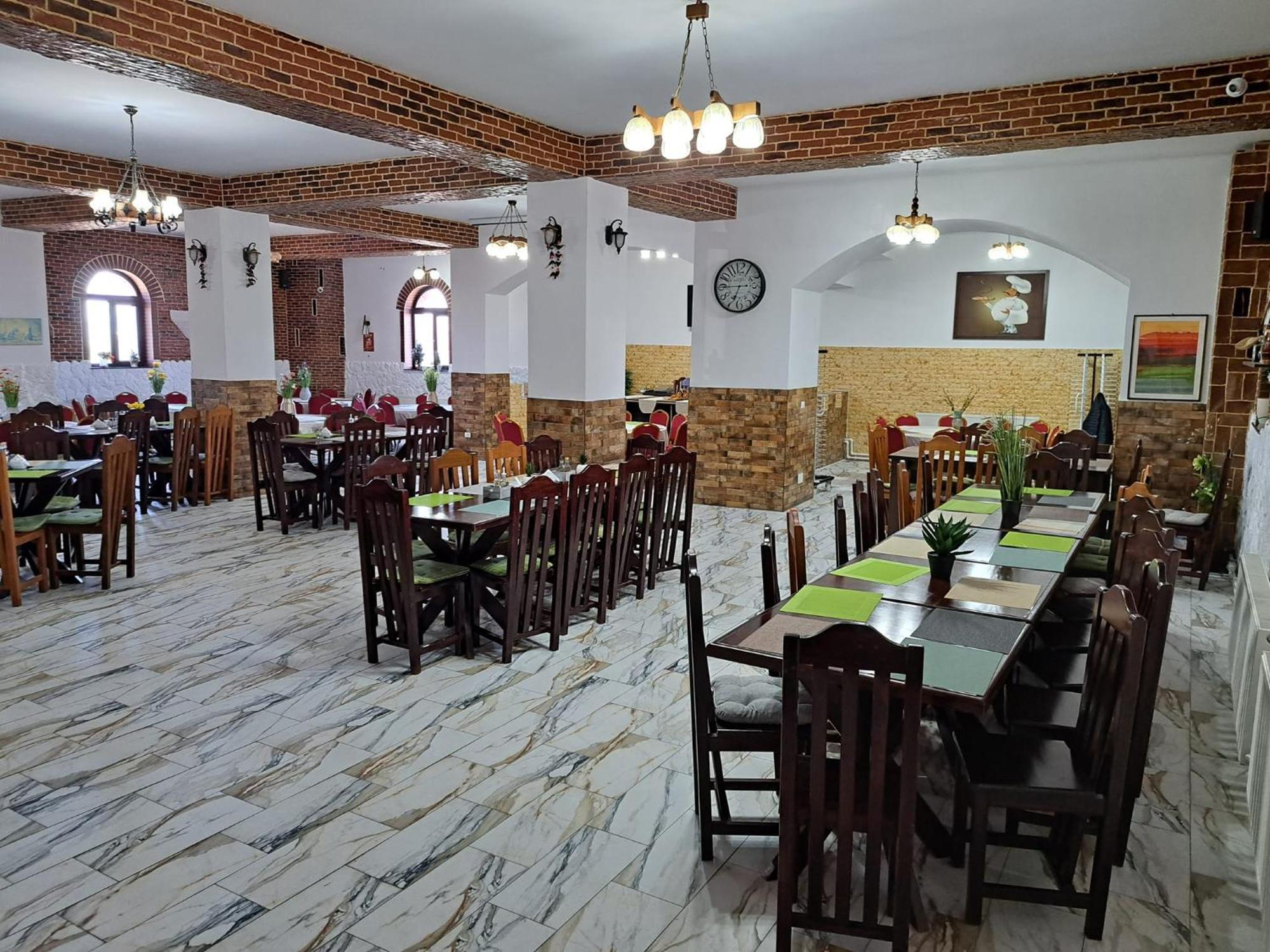 Royal Castle Hotel Pascani Bagian luar foto