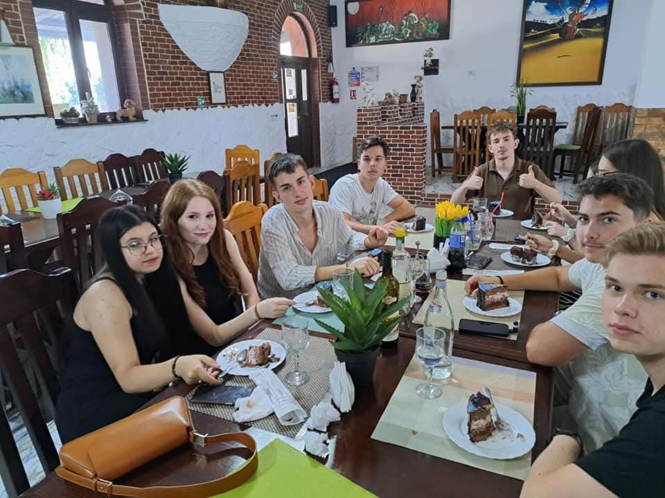 Royal Castle Hotel Pascani Bagian luar foto