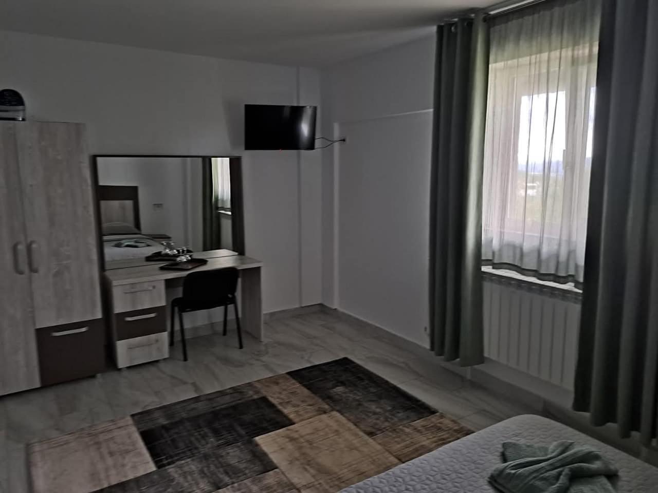 Royal Castle Hotel Pascani Bagian luar foto